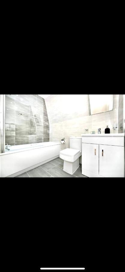 Lovely 2 Bedroom Serviced Penthouse Battersea Park Road London Eksteriør billede