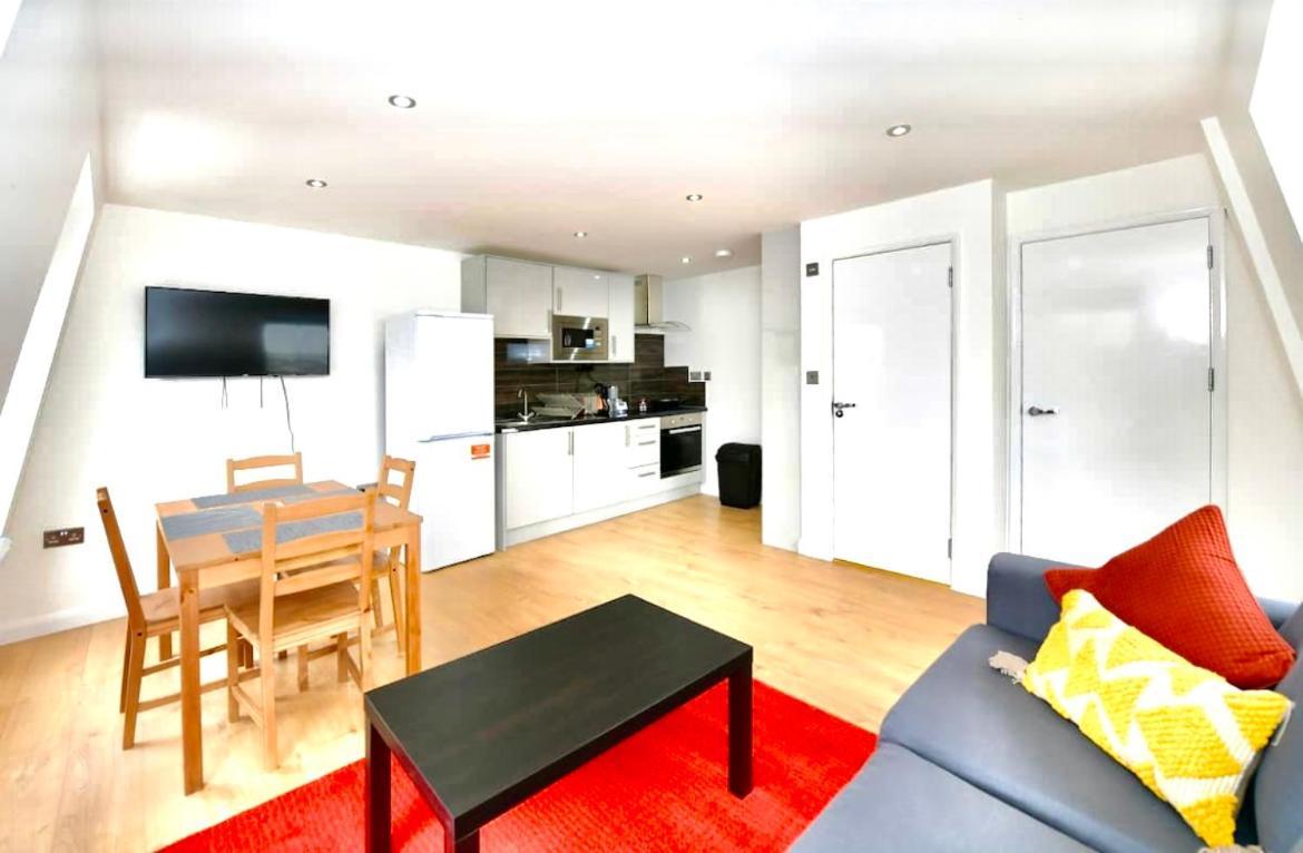 Lovely 2 Bedroom Serviced Penthouse Battersea Park Road London Eksteriør billede